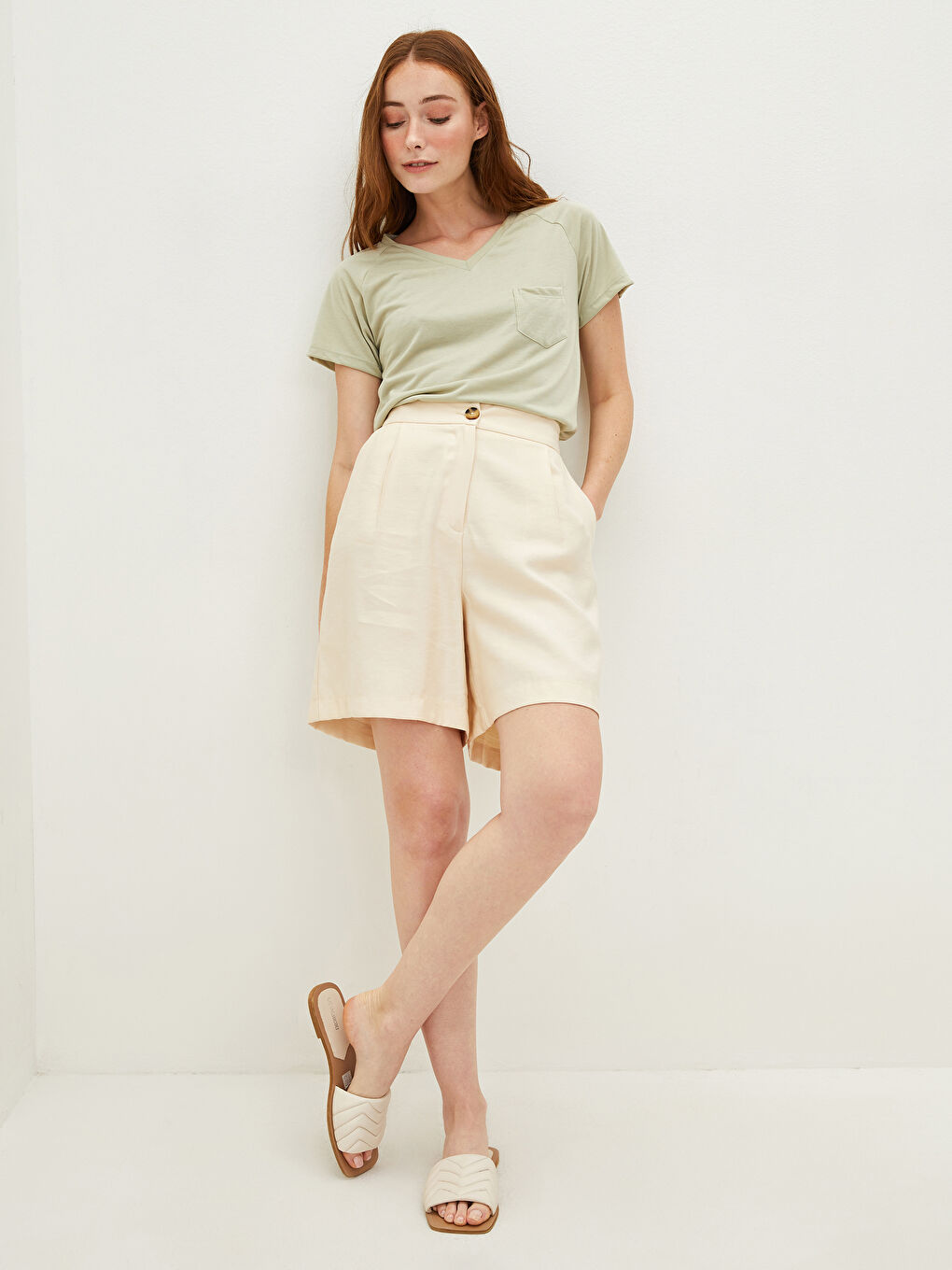 تي شيرت نسائي بياقة على شكل حرف V وجيب مستقيم وأكمام قصيرة بتفاصيل-3