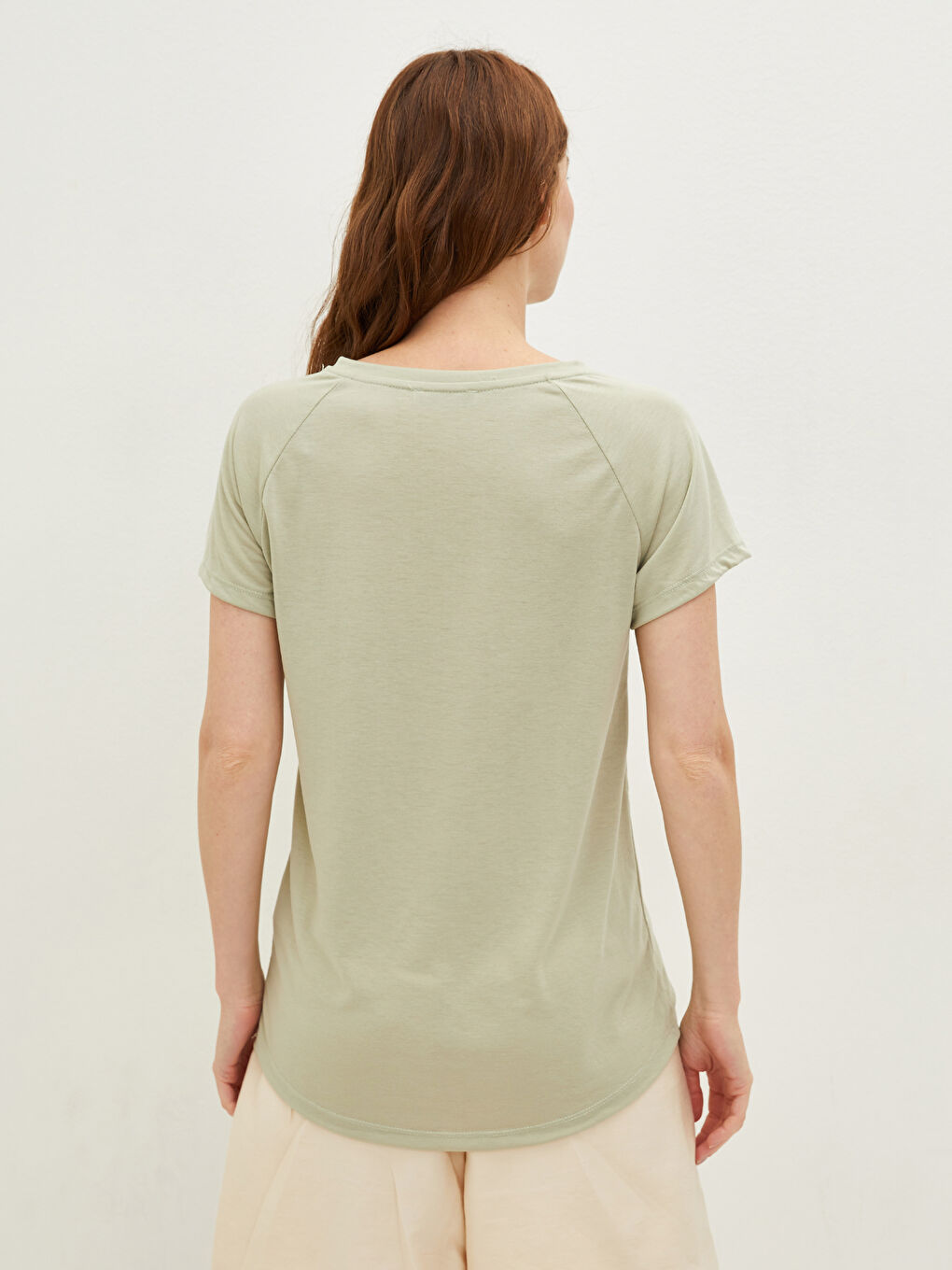 تي شيرت نسائي بياقة على شكل حرف V وجيب مستقيم وأكمام قصيرة بتفاصيل-5