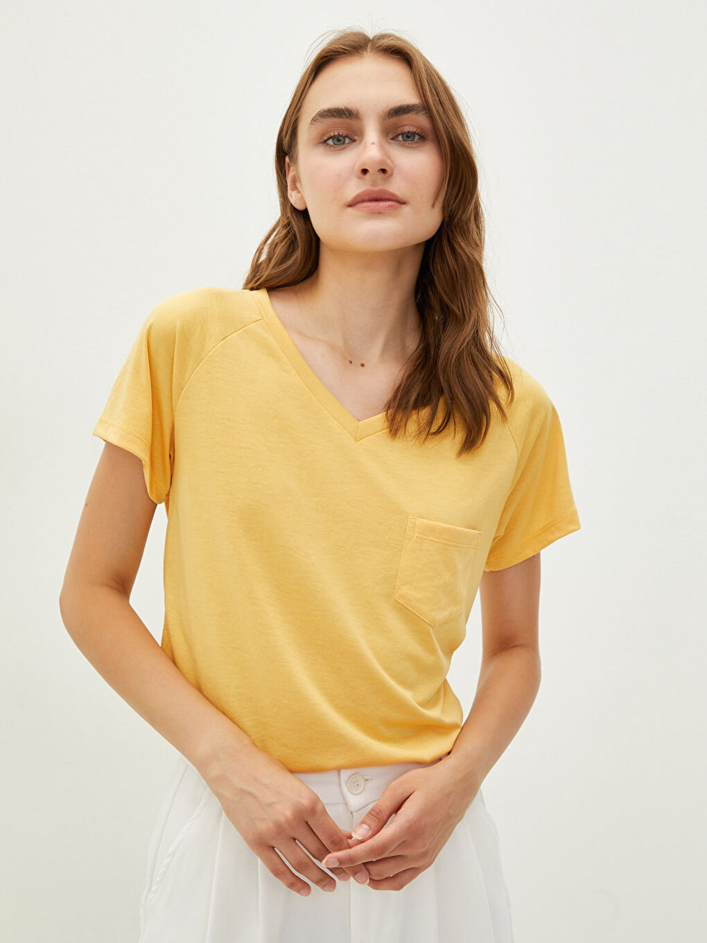 Sarı V Yaka Düz Cep Detaylı Kısa Kollu Kadın Tişört