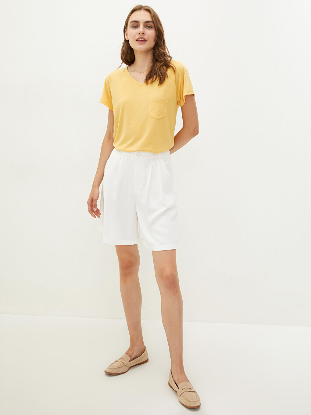 Sarı V Yaka Düz Cep Detaylı Kısa Kollu Kadın Tişört-1