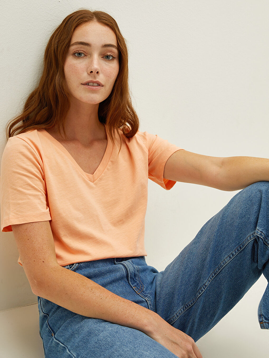 Mercan V Yaka Düz Kısa Kollu Pamuklu Kadın  Tişört-2