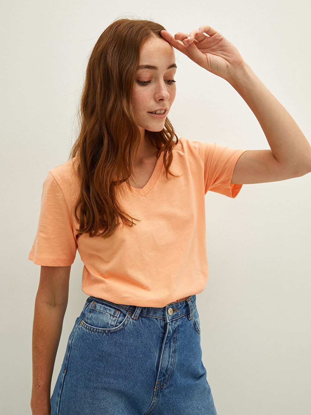 Mercan V Yaka Düz Kısa Kollu Pamuklu Kadın  Tişört-3