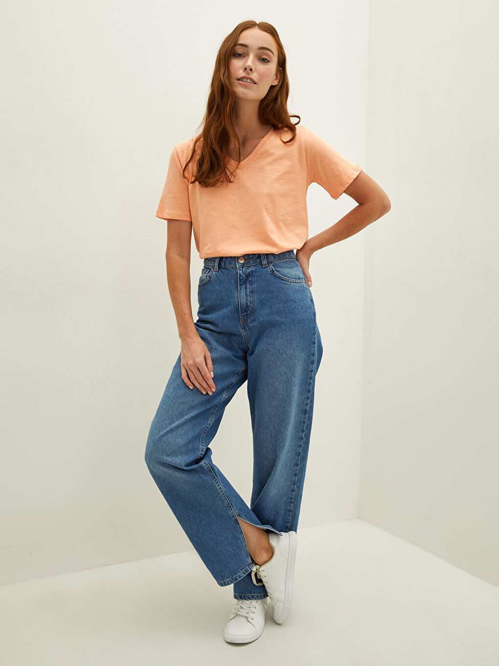 Mercan V Yaka Düz Kısa Kollu Pamuklu Kadın  Tişört-4