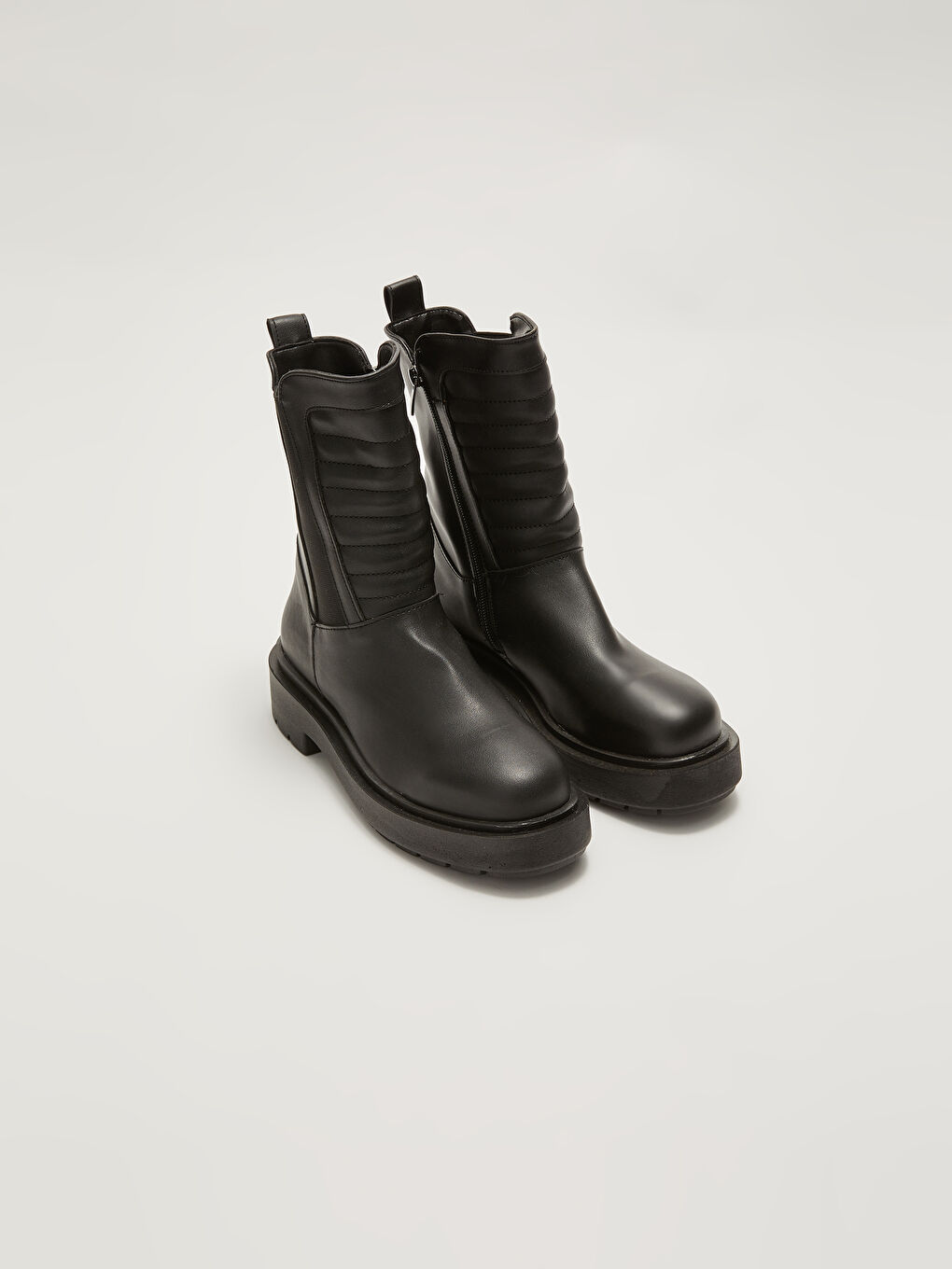 Siyah Deri Görünümlü Fermuarlı Kadın Bot-2