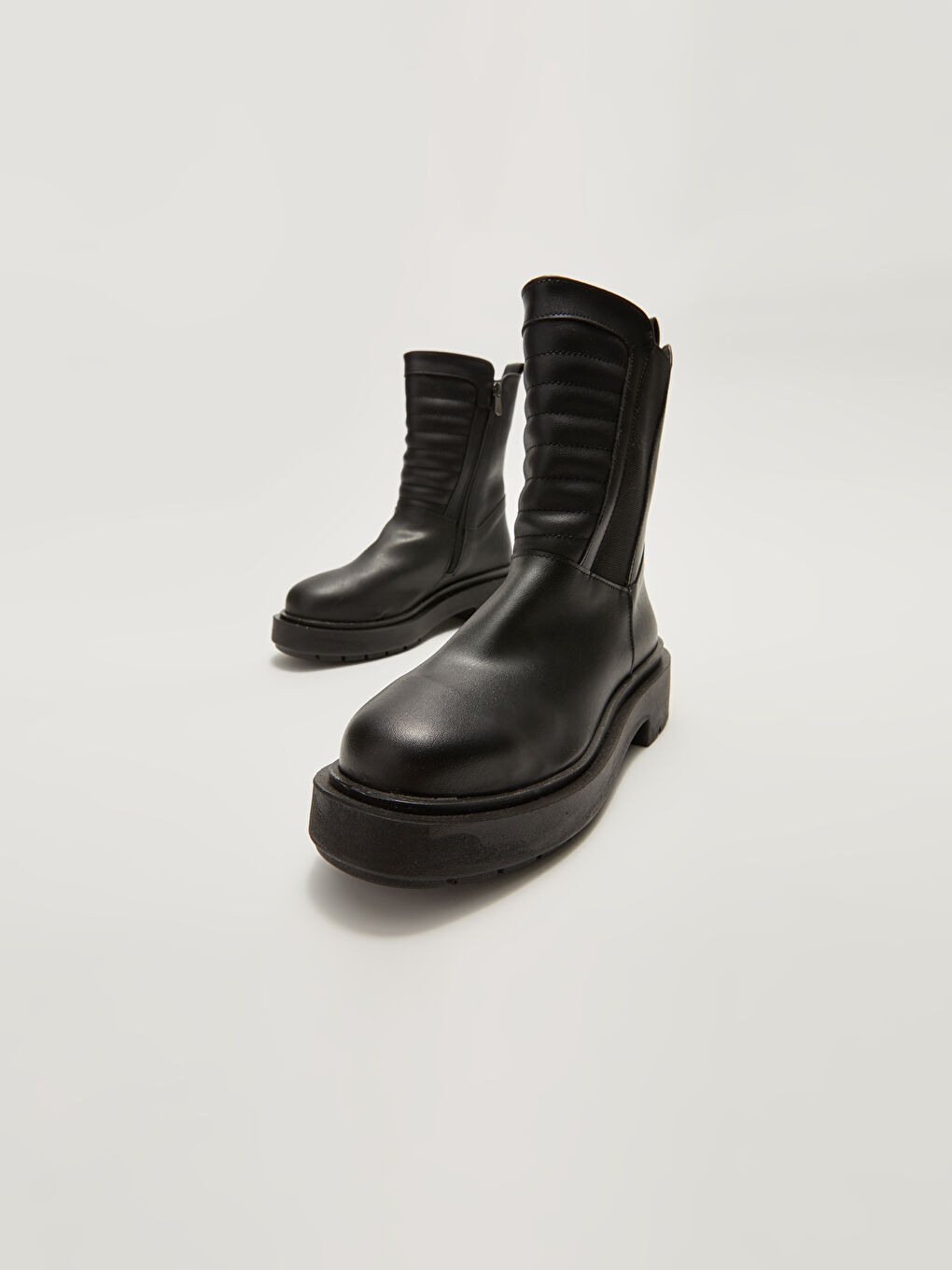 Siyah Deri Görünümlü Fermuarlı Kadın Bot-4
