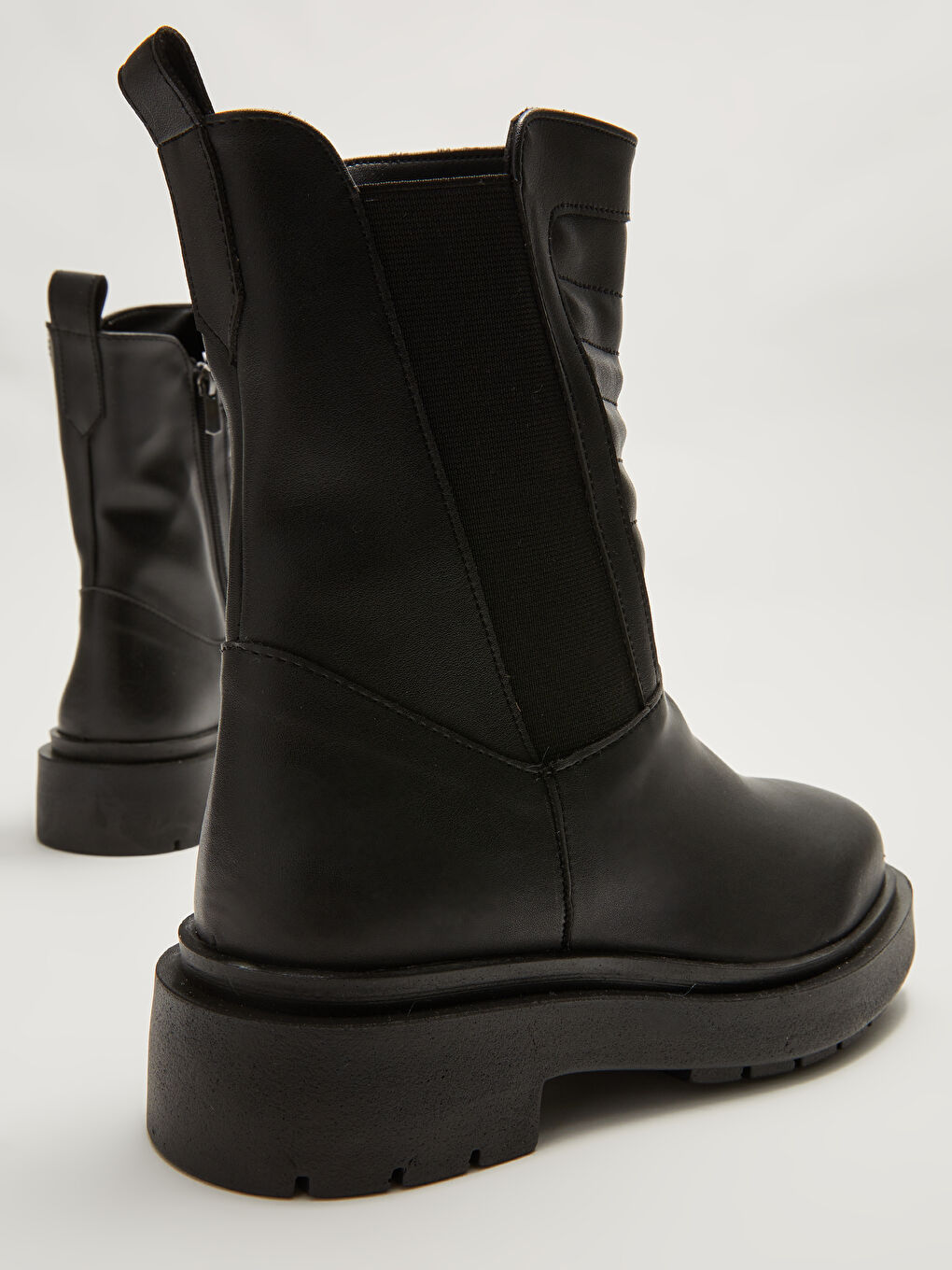 Siyah Deri Görünümlü Fermuarlı Kadın Bot-5
