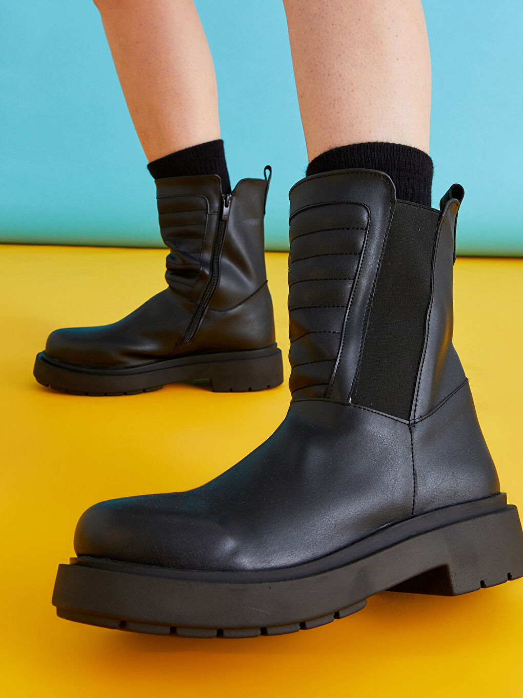 Siyah Deri Görünümlü Fermuarlı Kadın Bot