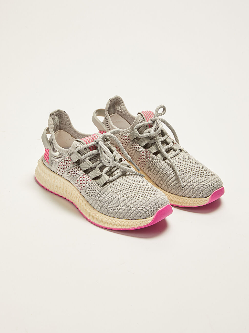 حذاء رياضي للسيدات بأربطة بتفاصيل دقيقة