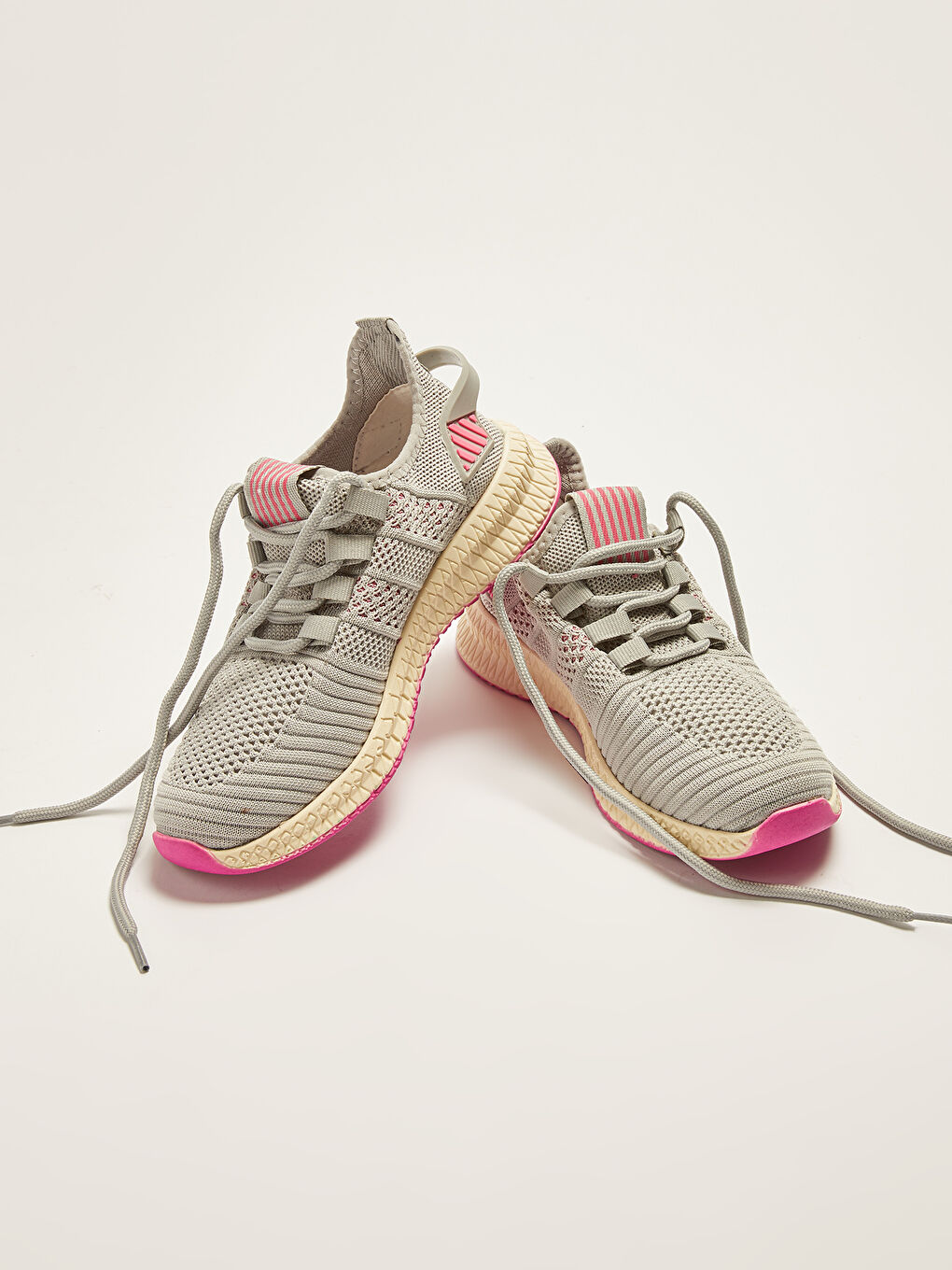 حذاء رياضي للسيدات بأربطة بتفاصيل دقيقة-1