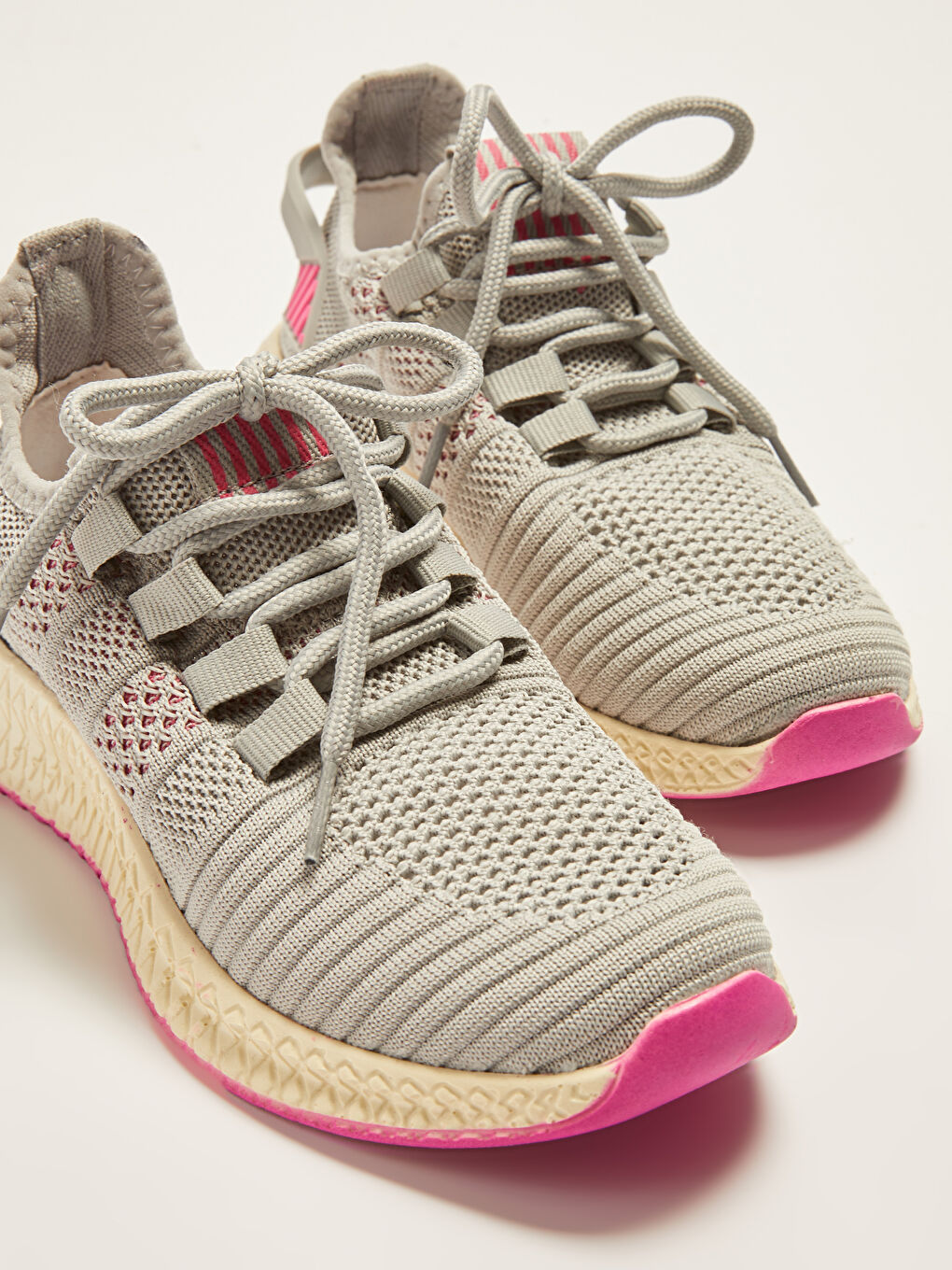 حذاء رياضي للسيدات بأربطة بتفاصيل دقيقة-2