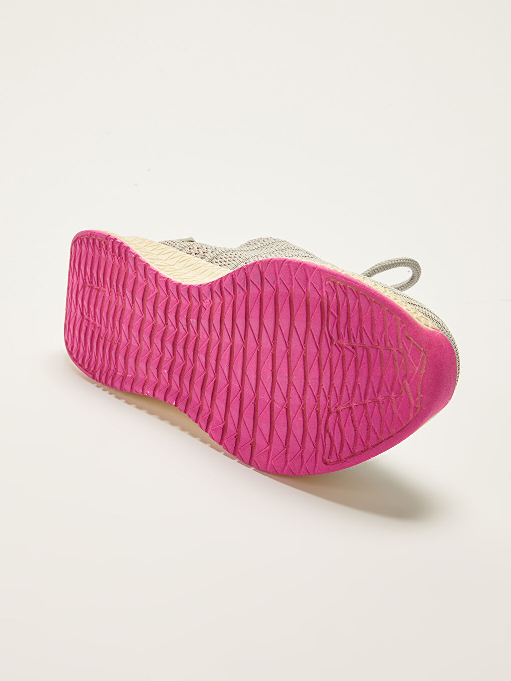 حذاء رياضي للسيدات بأربطة بتفاصيل دقيقة-4