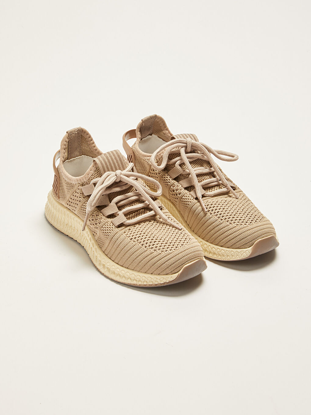 حذاء رياضي أكتيف نسائي برباط وتفاصيل قماش شبكي