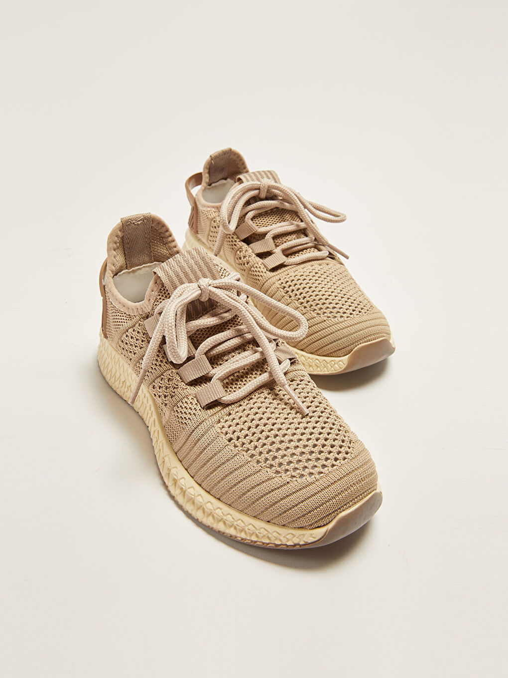 حذاء رياضي أكتيف نسائي برباط وتفاصيل قماش شبكي-2