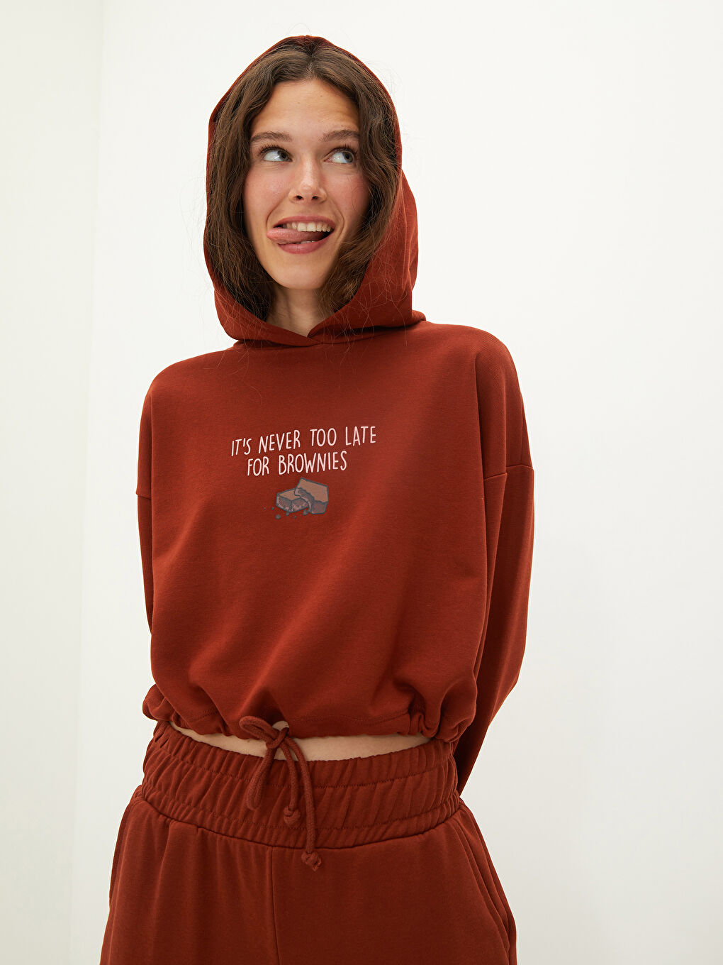 Kahverengi Kapüşon Yaka Baskılı Uzun Kollu Kadın Sweatshirt