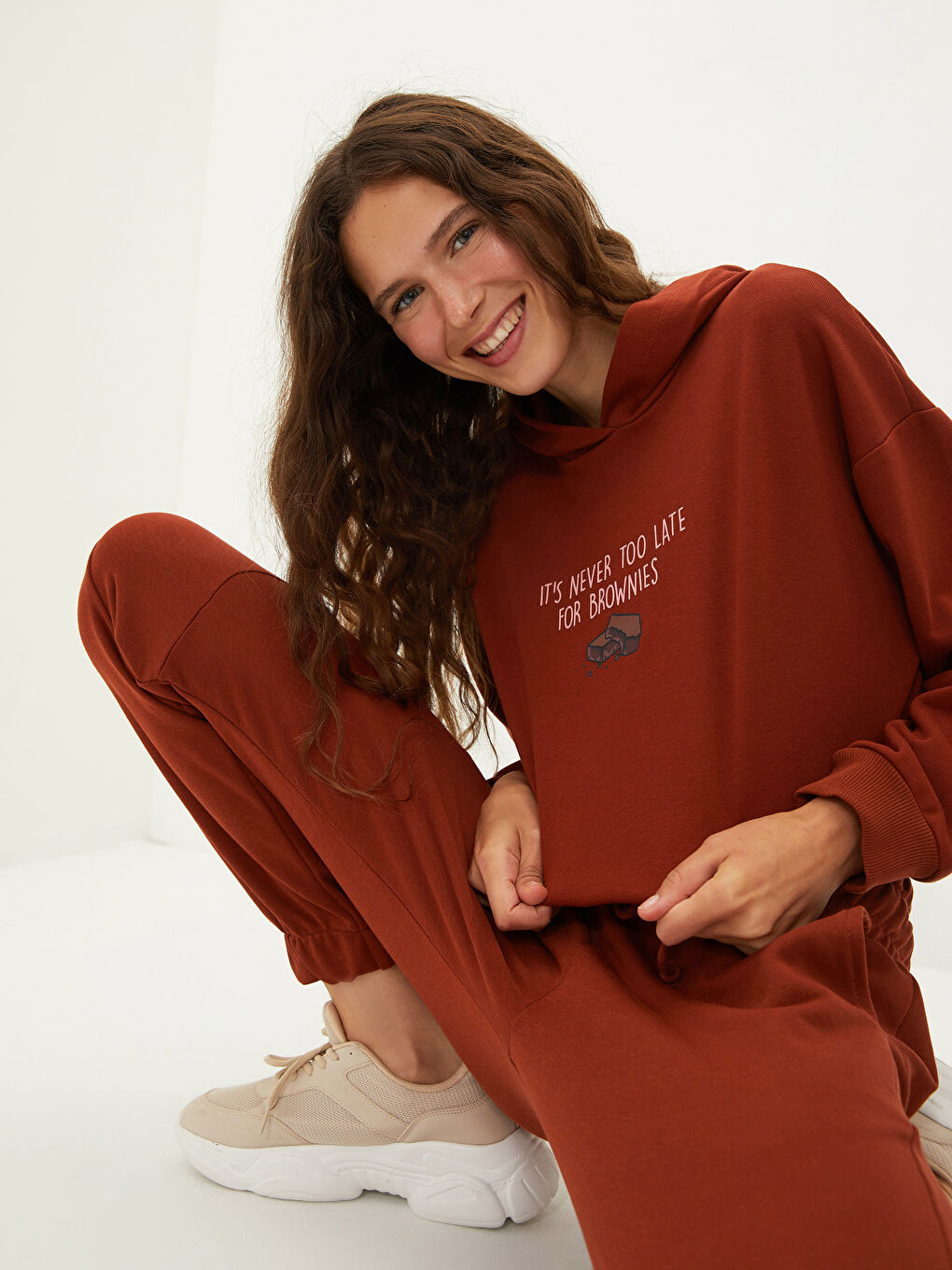 Kahverengi Kapüşon Yaka Baskılı Uzun Kollu Kadın Sweatshirt-1