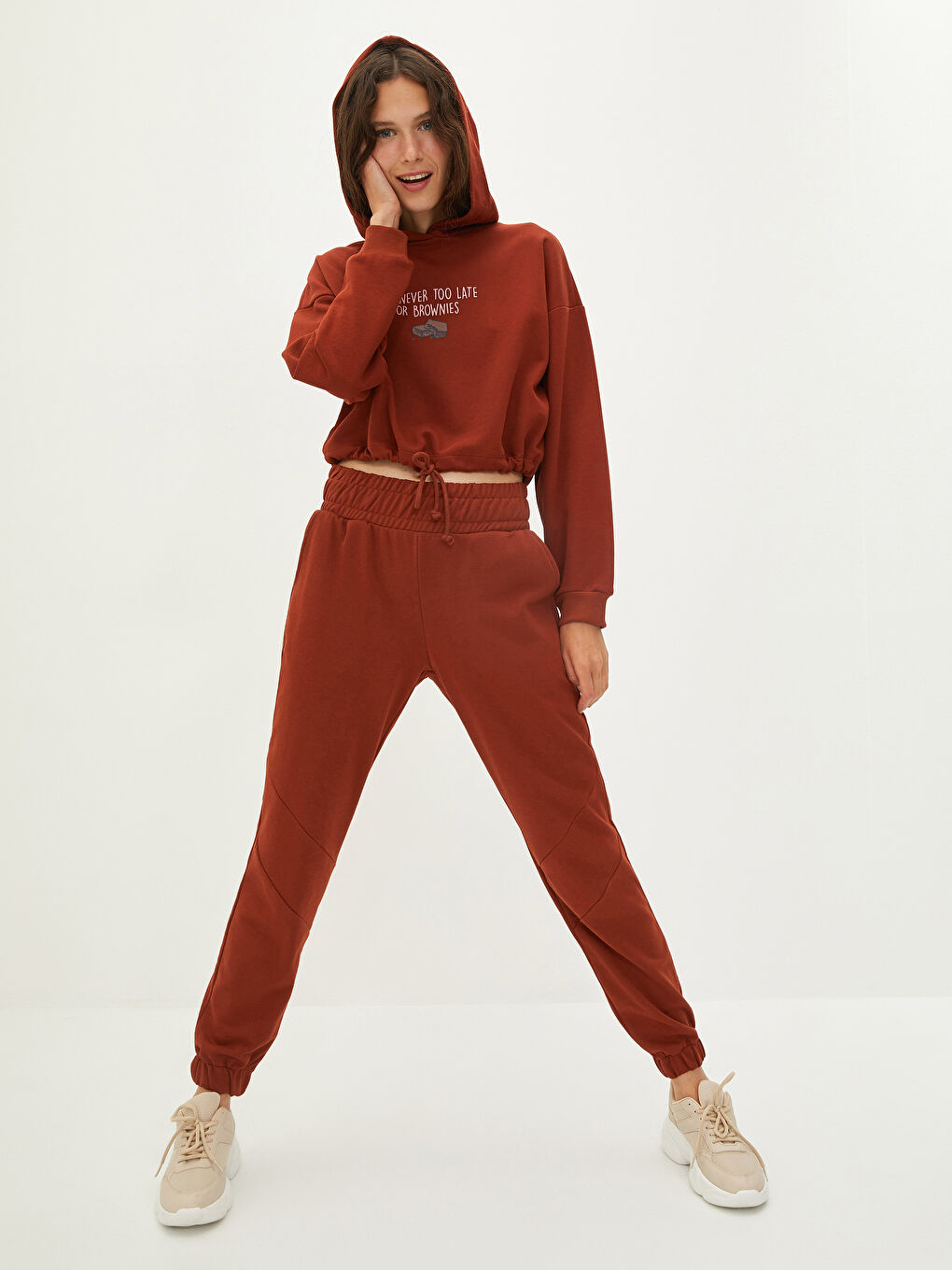 Kahverengi Kapüşon Yaka Baskılı Uzun Kollu Kadın Sweatshirt-2