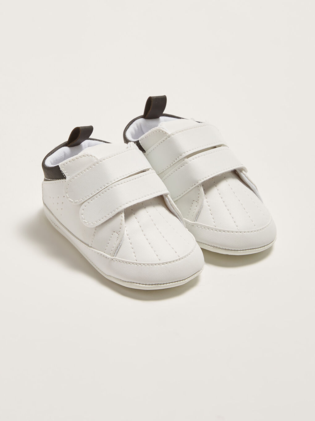 Beyaz Cırt Cırtlı Erkek Bebek Yürüme Öncesi Ev Ayakkabısı