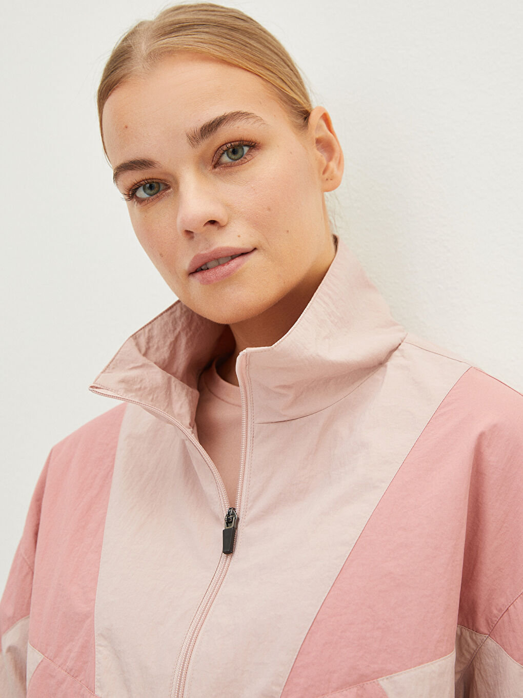 Pembe Dik Yaka Uzun Kollu Fermuar Kapamalı Kadın Yağmurluk-2