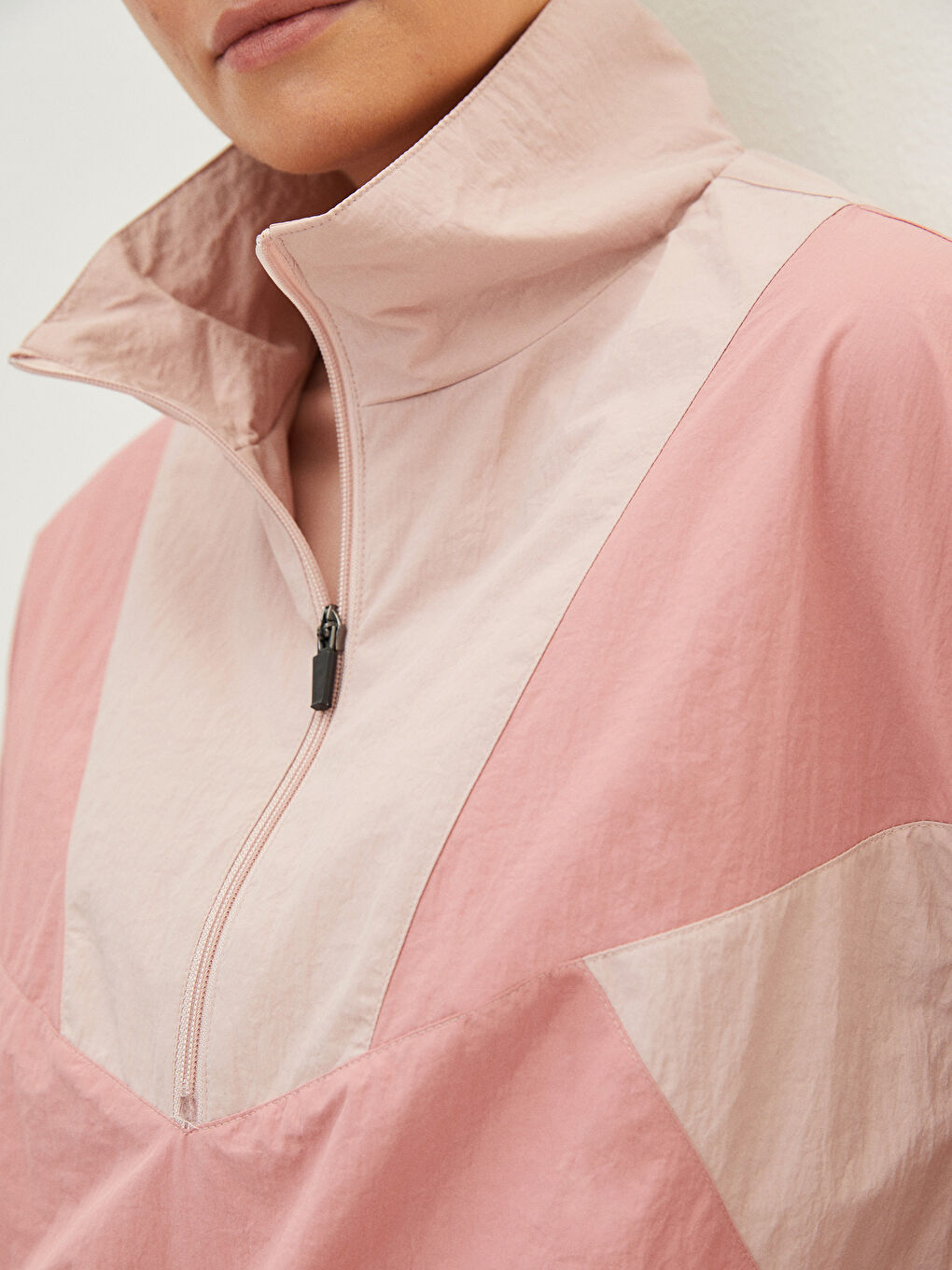 Pembe Dik Yaka Uzun Kollu Fermuar Kapamalı Kadın Yağmurluk-3