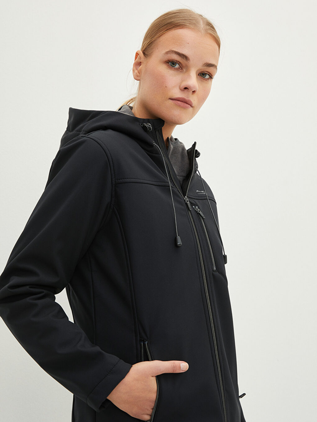 Siyah Kapüşonlu Uzun Kollu Düz Cep Detaylı Kadın Outdoor Mont-2