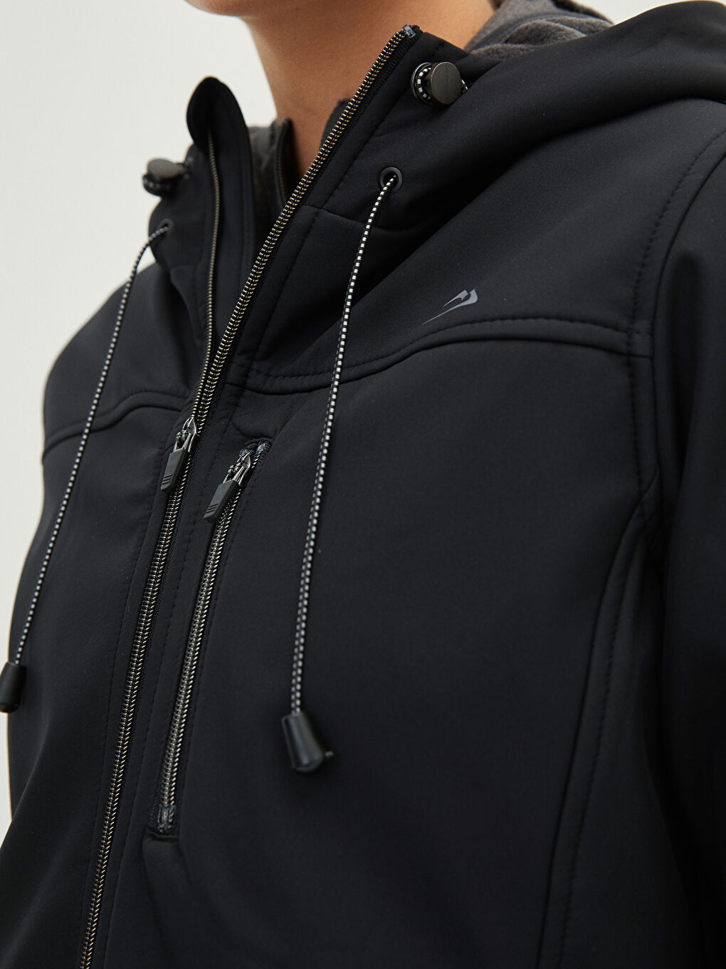 Siyah Kapüşonlu Uzun Kollu Düz Cep Detaylı Kadın Outdoor Mont-4