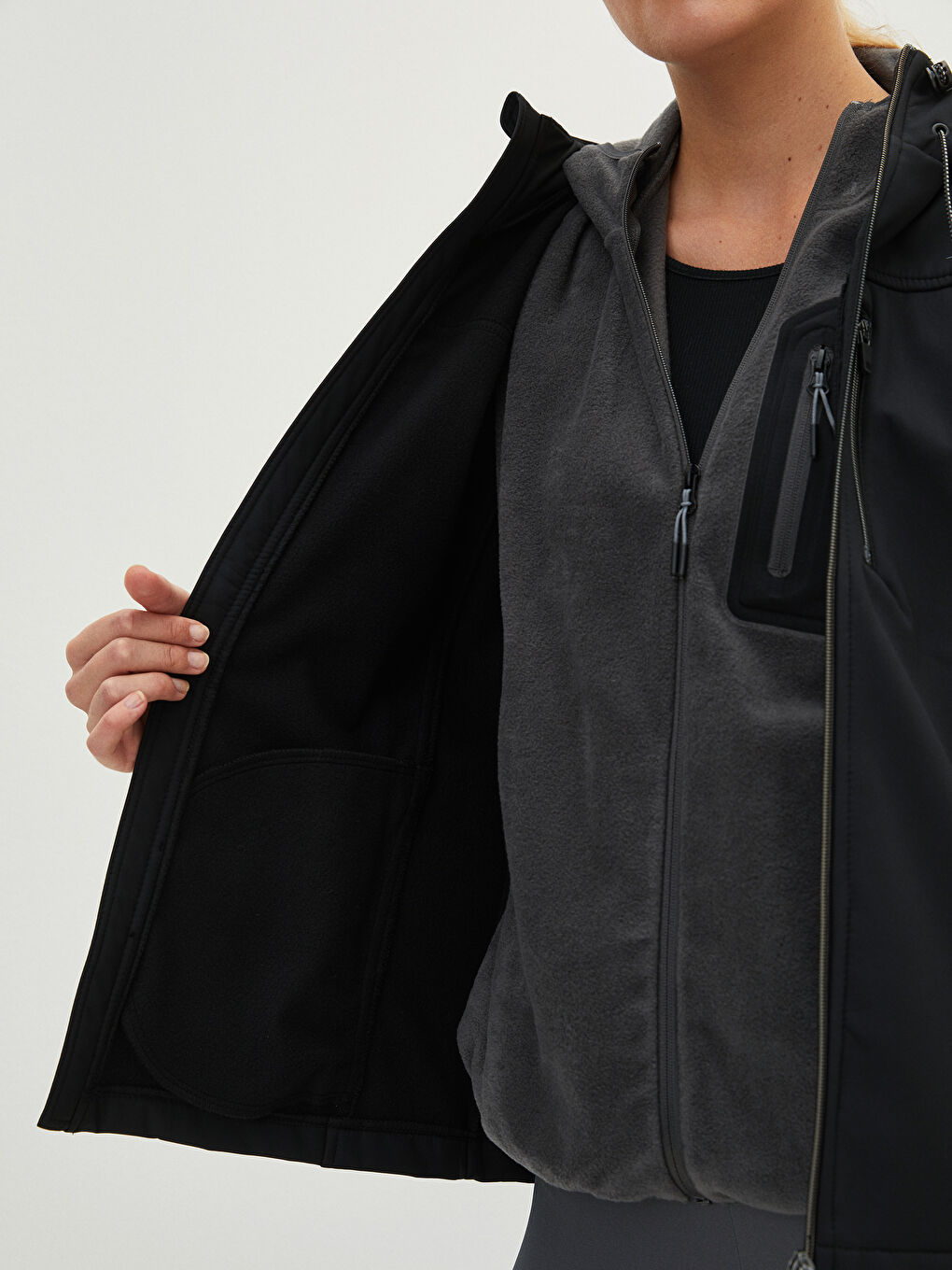 Siyah Kapüşonlu Uzun Kollu Düz Cep Detaylı Kadın Outdoor Mont-5