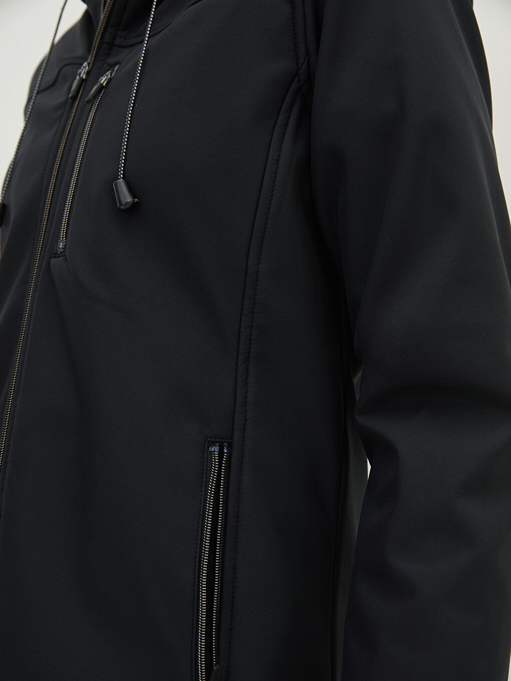 Siyah Kapüşonlu Uzun Kollu Düz Cep Detaylı Kadın Outdoor Mont-6