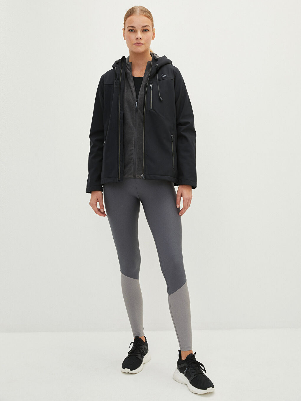 Siyah Kapüşonlu Uzun Kollu Düz Cep Detaylı Kadın Outdoor Mont-7