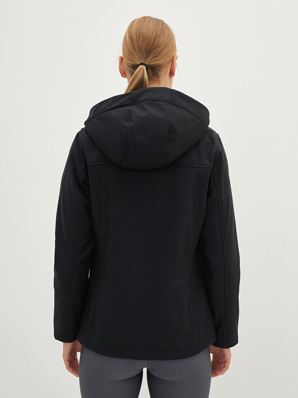 Siyah Kapüşonlu Uzun Kollu Düz Cep Detaylı Kadın Outdoor Mont-8