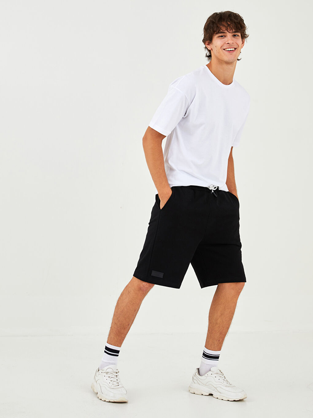 Siyah Slim Fit Beli Bağlama Detaylı Erkek Şort-4