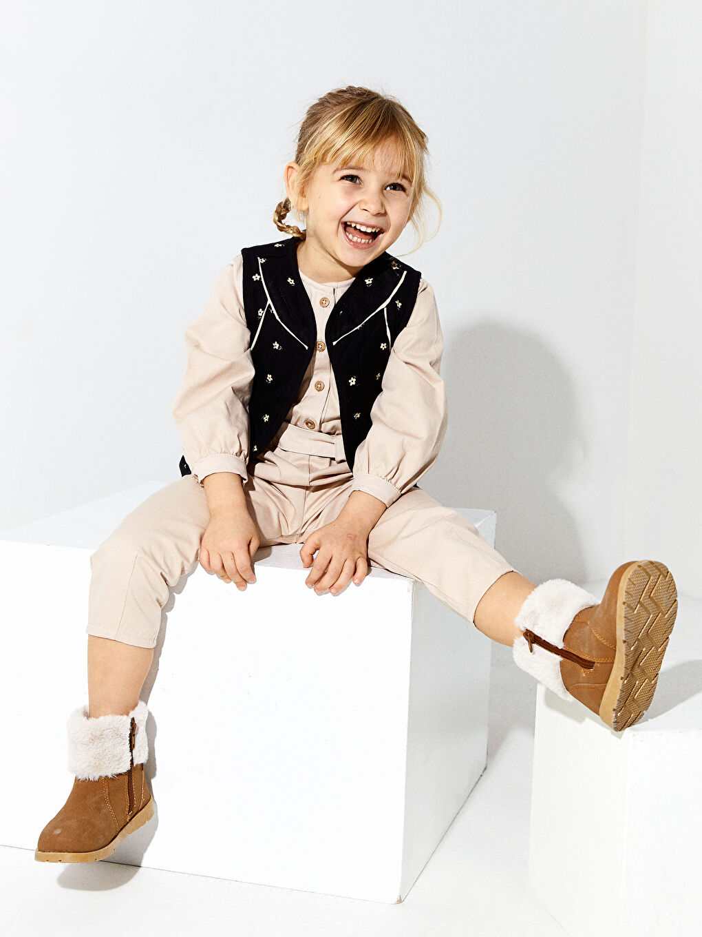 Bej Bisiklet Yaka Uzun Kollu Nakış Detaylı Poplin Kız Bebek Salopet-1