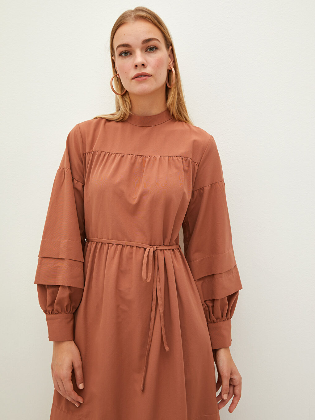 Kahverengi Dik Yaka Düz Uzun Kollu Poplin Kadın Elbise-2