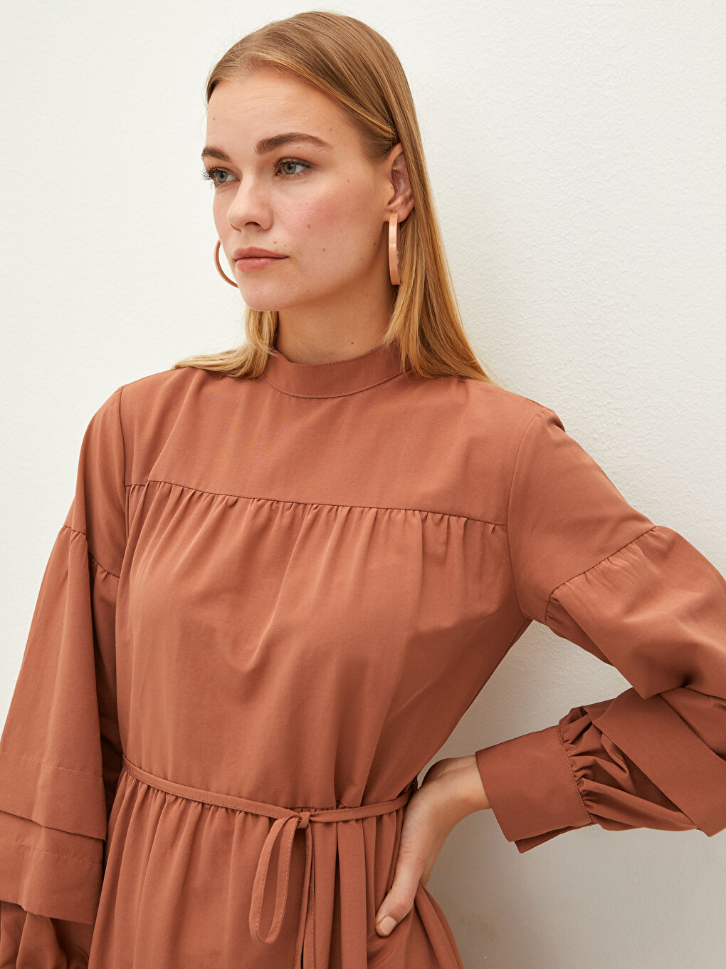 Kahverengi Dik Yaka Düz Uzun Kollu Poplin Kadın Elbise-3