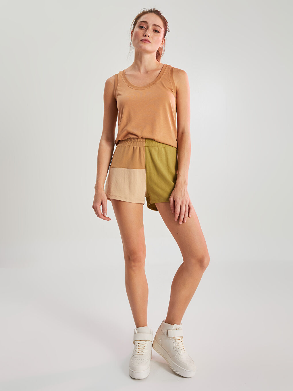 Elastic Waist Color Block Women's Sports Shorts-1