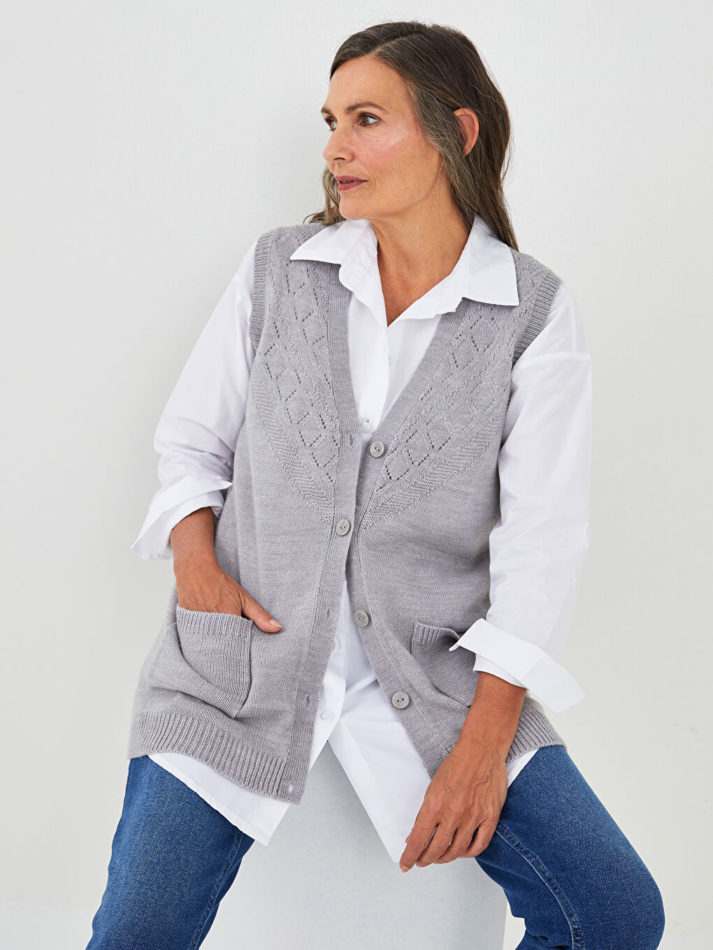 فيست تريكو للسيدات بياقة على شكل حرف V مخرّم تريكو