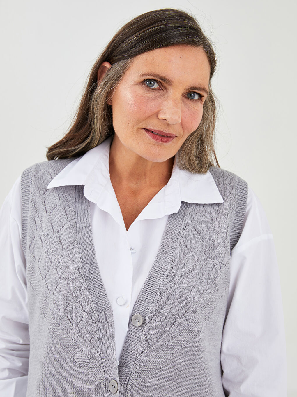 فيست تريكو للسيدات بياقة على شكل حرف V مخرّم تريكو-1