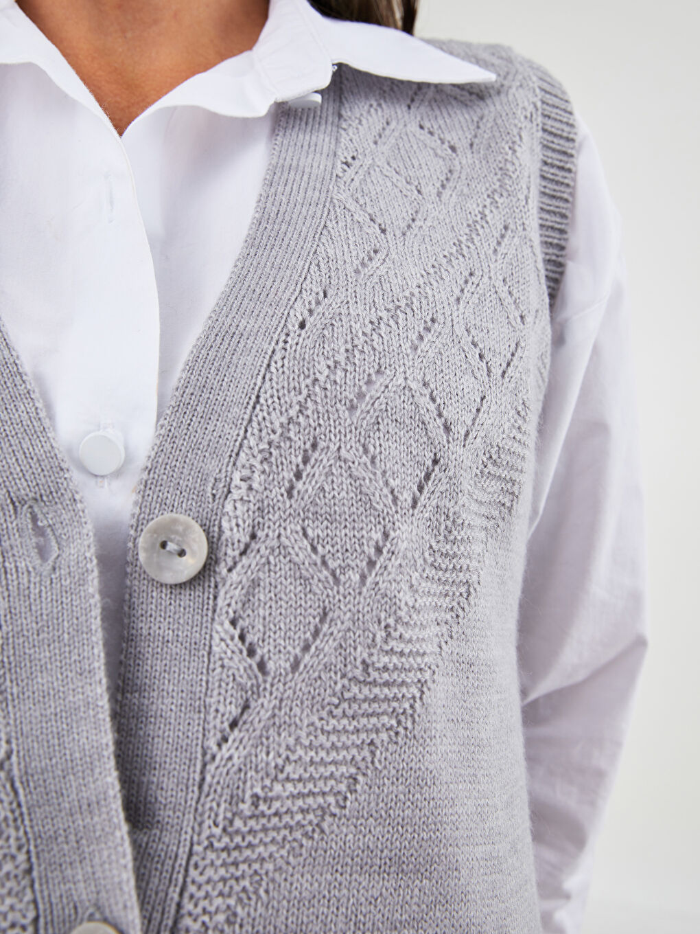 فيست تريكو للسيدات بياقة على شكل حرف V مخرّم تريكو-2