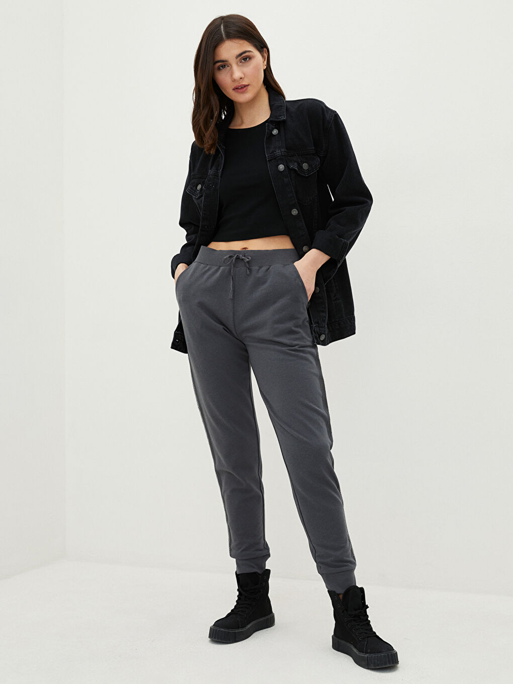 بنطلون رياضي بخصر مطاطي وجيوب عادية للسيدات-1