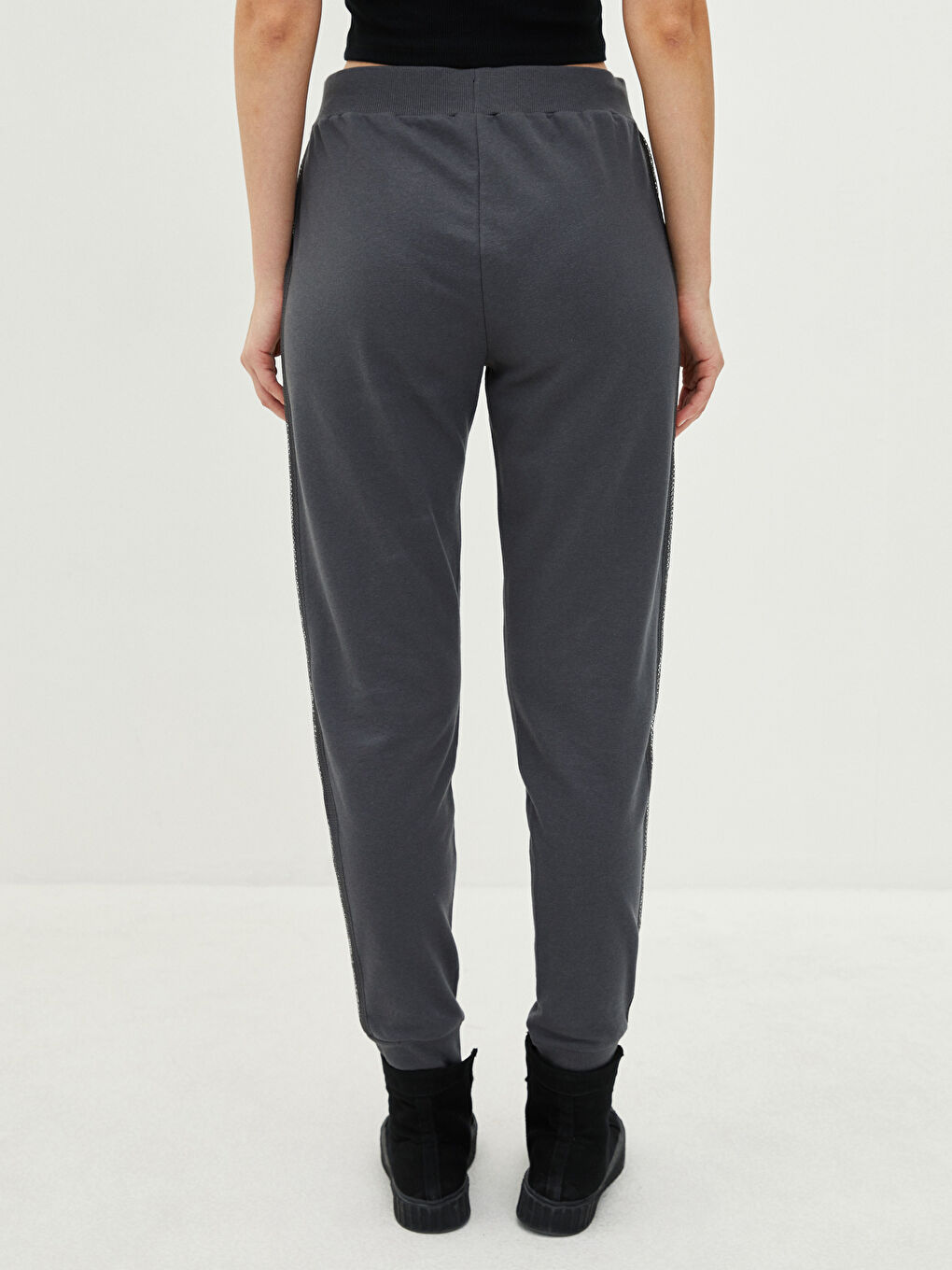 بنطلون رياضي بخصر مطاطي وجيوب عادية للسيدات-3