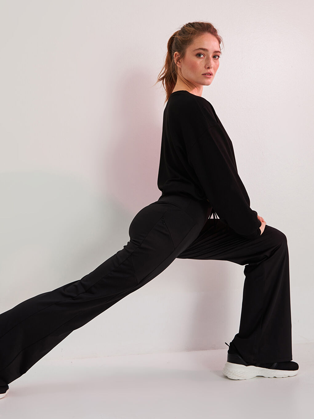 Siyah Beli Lastikli Düz Cep Detaylı Kadın Spor Eşofman Altı-2