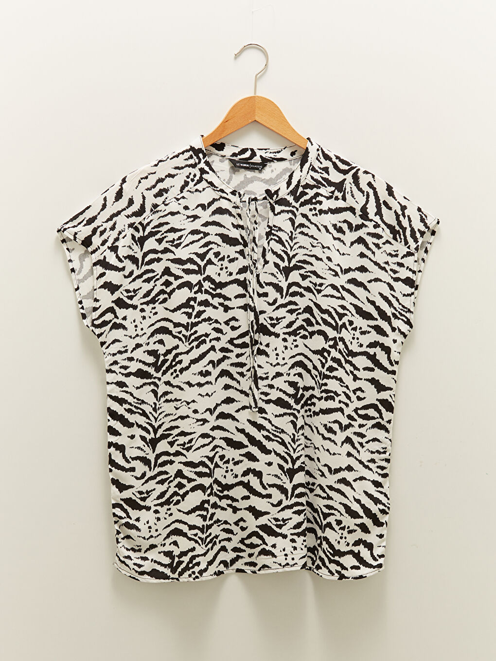 LCWAIKIKI Classic Tie Collar Patterned Short Sleeve Viscose Women's Blouse -W1GF94Z8-LQJ