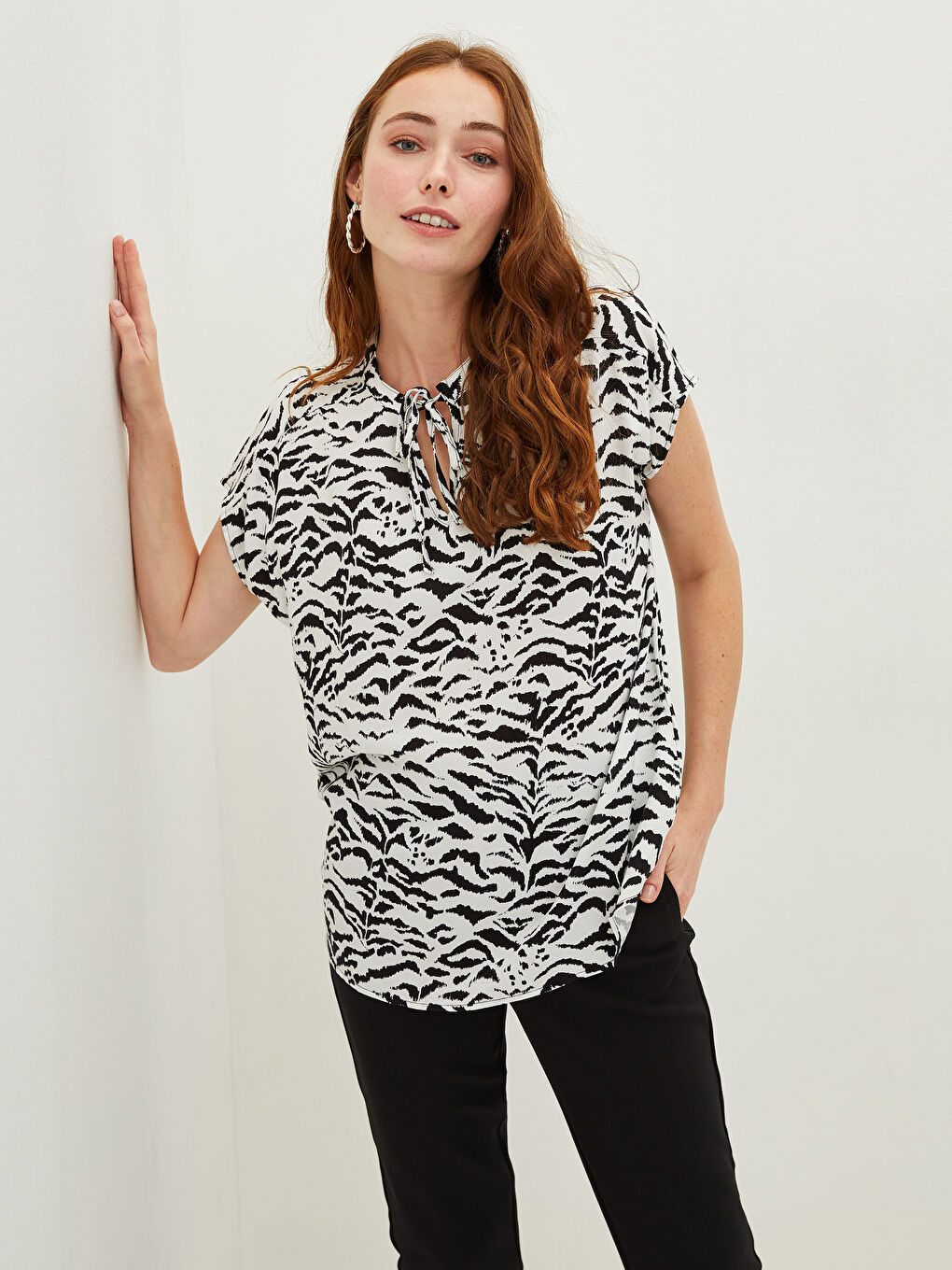 LCWAIKIKI Classic Tie Collar Patterned Short Sleeve Viscose Women's Blouse -W1GF94Z8-LQJ