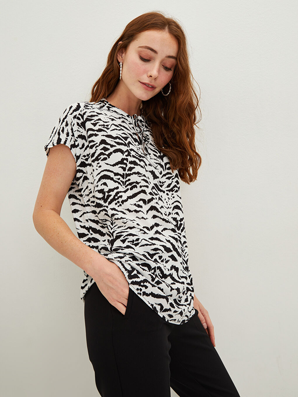 LCWAIKIKI Classic Tie Collar Patterned Short Sleeve Viscose Women's Blouse -W1GF94Z8-LQJ
