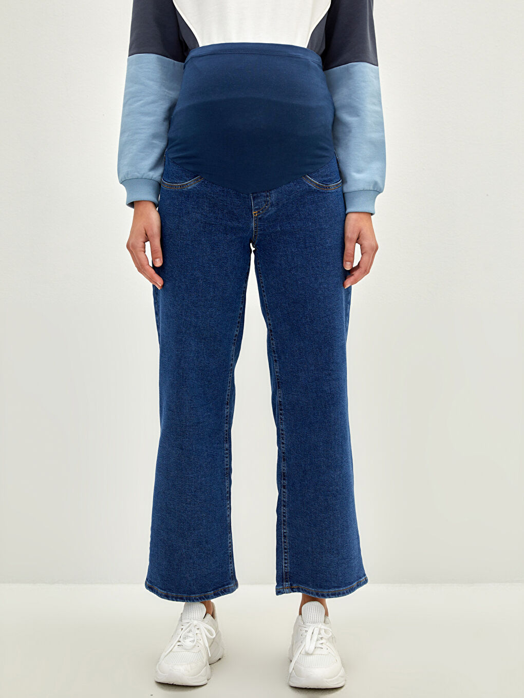 LCWAIKIKI Maternity Standard Fit Regular Pocket Detailed Maternity Rodeo Denim Trousers with Over-bump Waistband -W1GG13Z8-309