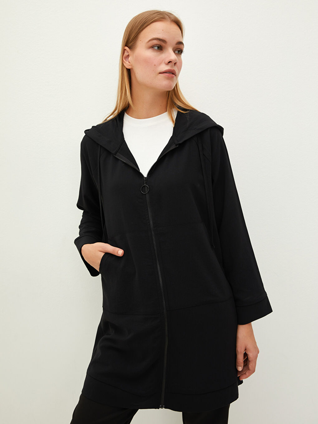 Siyah Kapüşon Yaka Düz Fermuar Kapamalı Uzun Kollu Kadın Tunik-1