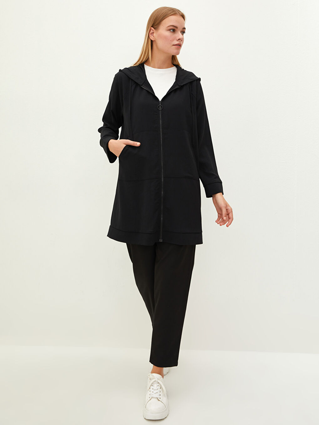 Siyah Kapüşon Yaka Düz Fermuar Kapamalı Uzun Kollu Kadın Tunik-2