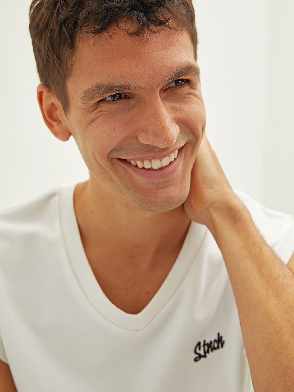 سويت شيرت بدون أكمام بياقة على شكل حرف V مطرز للرجال-2