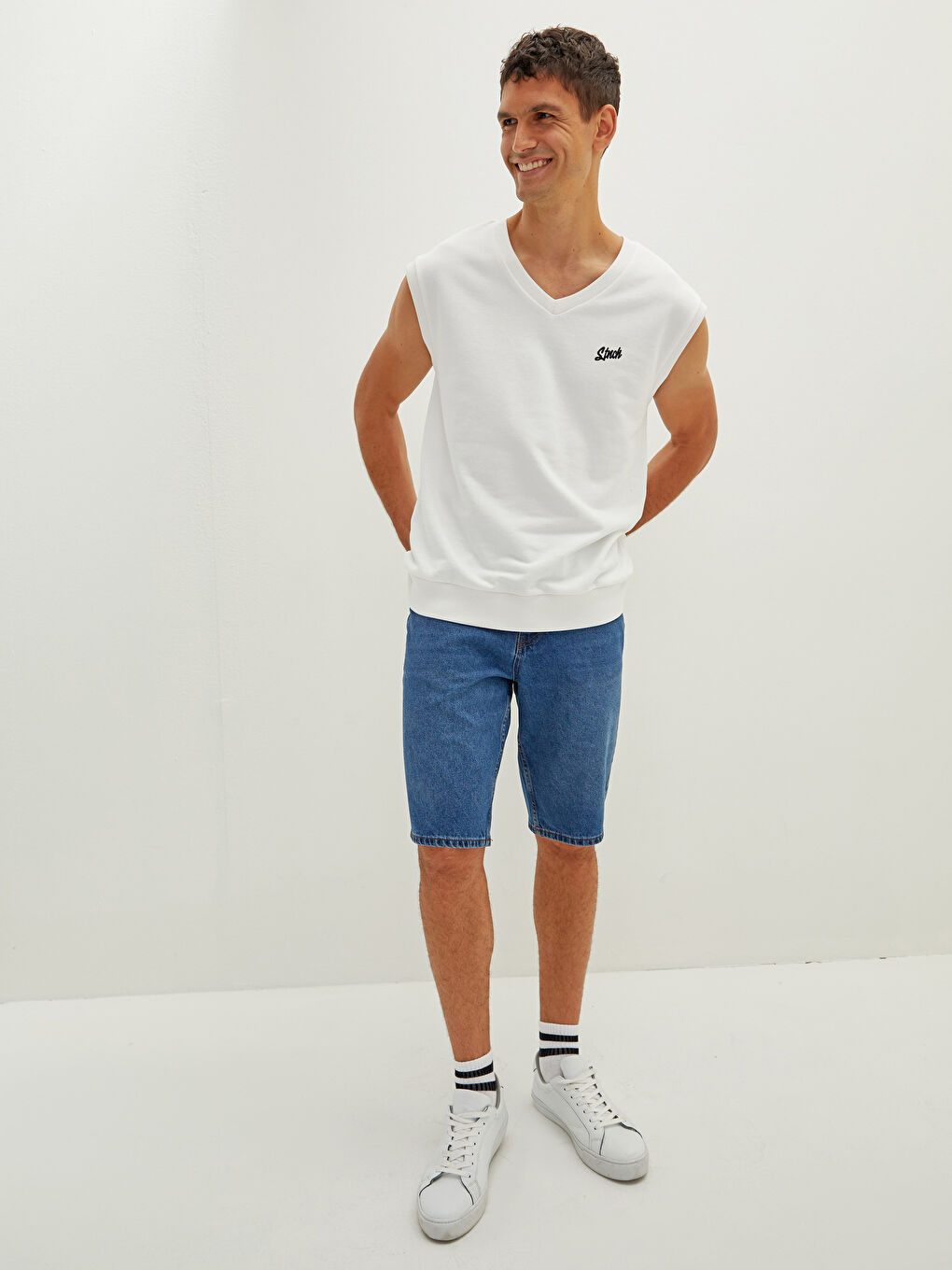 سويت شيرت بدون أكمام بياقة على شكل حرف V مطرز للرجال-3