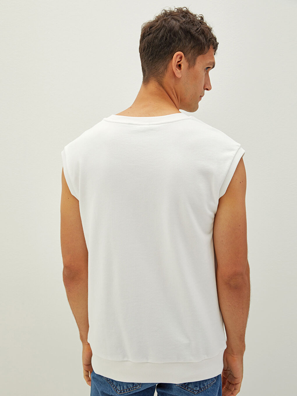 سويت شيرت بدون أكمام بياقة على شكل حرف V مطرز للرجال-4