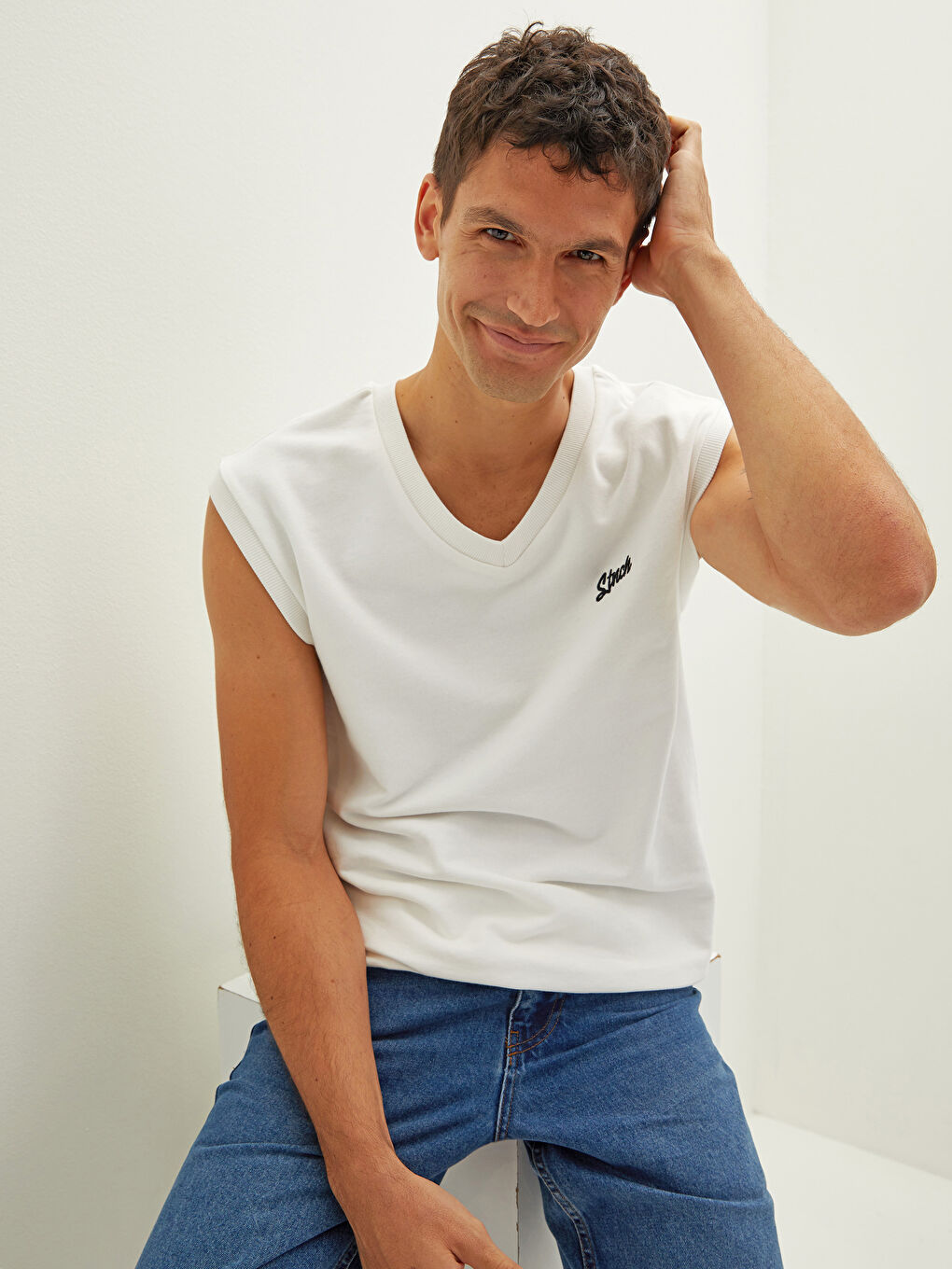 سويت شيرت بدون أكمام بياقة على شكل حرف V مطرز للرجال-1